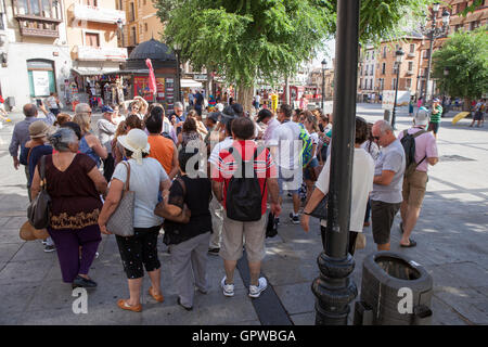 Toledo, Spanien – 28. August 2016: Ein Leitfaden mit einer Gruppe von Touristen am Zocodover Square, Toledo Stockfoto