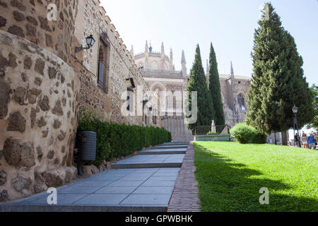 Toledo, Spanien – 28. August 2016: Park mit Kloster von San Juan de Los Reyes an Unterseite, Toledo, Spanien Stockfoto