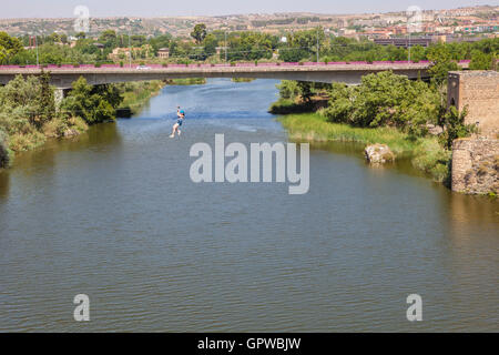 Toledo, Spanien – 28. August 2016: Zip Line Attraktion neben Saint Martin Brücke über den Tejo, Toledo, Spanien Stockfoto