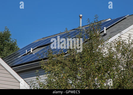 Sonnenkollektoren auf dem Dach eines Privathauses installiert. Stockfoto