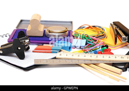 viele Office-Tools auf weißem Hintergrund Stockfoto