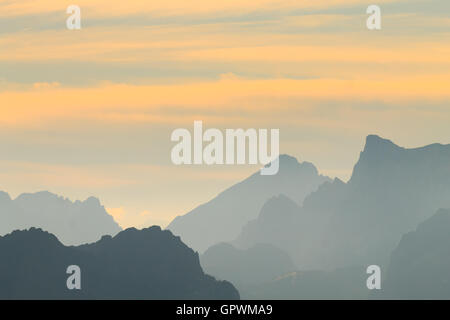 Italienische Bergpanorama im Morgengrauen. "Pale di San Martino" Gipfeln. Sport und outdoor Stockfoto