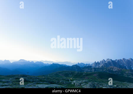 Italienische Bergpanorama im Morgengrauen. "Pale di San Martino" Gipfeln. Sport und outdoor Stockfoto