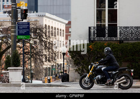 Eine BMW R Nine T Reiten durch die Straßen von Baltimore Stockfoto