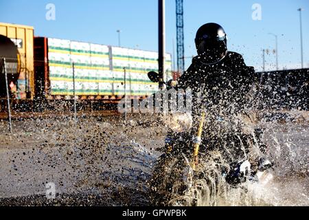 Eine BMW R Nine T Reiten durch die Werften von Baltimore Stockfoto