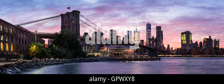 Bunte Dämmerung Blick auf die Brooklyn Bridge und die Skyline von Manhattan sehen von Empire Fulton Ferry Park in Brooklyn, New York Stockfoto