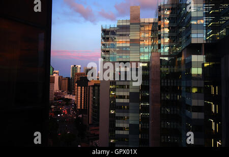 Blick entlang Roma Street in Richtung Zentrum von Brisbane-Stadt in der Abenddämmerung, Queensland, Australien. Keine PR Stockfoto