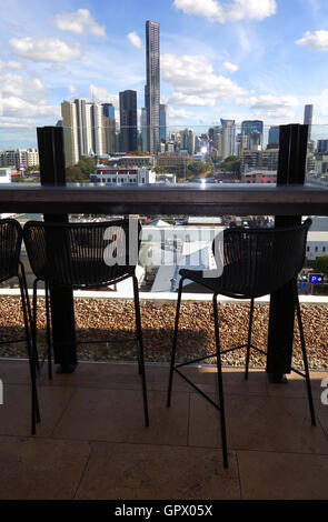 Blick auf die Skyline der Stadt und Stühle auf dem Dach bar "Elf", Fortitude Valley, Brisbane, Queensland, Australien. Keine PR Stockfoto