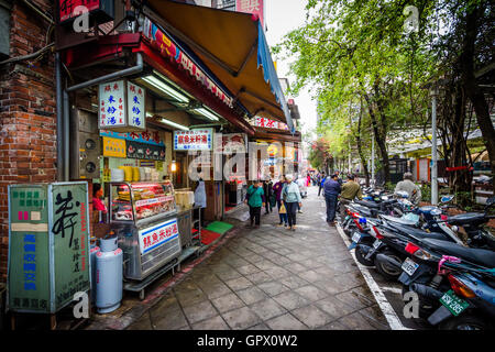 Gasse und Restaurant in Wanhua District, Taipei, Taiwan. Stockfoto