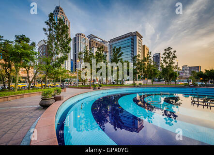 Pool und modernen Wolkenkratzern in Banqiao in New Taipei City, Taiwan. Stockfoto