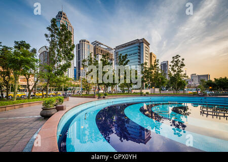 Pool und modernen Wolkenkratzern in Banqiao in New Taipei City, Taiwan. Stockfoto