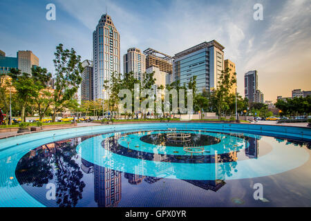 Pool und modernen Wolkenkratzern in Banqiao in New Taipei City, Taiwan. Stockfoto