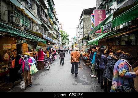 Straßenmarkt in der Nähe von Dongmen im Zhongzheng District, Taipei, Taiwan. Stockfoto