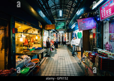 Die Dongsanshui Straßenmarkt in Wanhua District, Taipei, Taiwan. Stockfoto