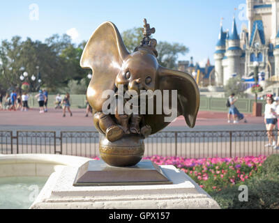 Orlando, Florida. 5. März 2015. Die Dumbo-Statue an ihrem neuen Standort in das neue Drehkreuz des Magic Kingdom, Walt Disney World Stockfoto