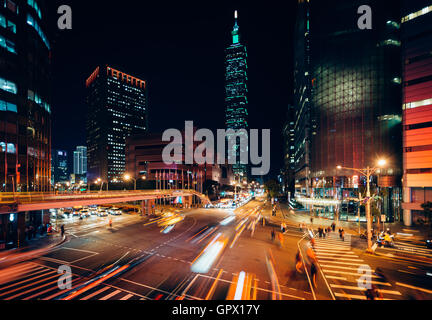 Verkehr auf Xinyi Road und Ansicht des Taipei 101 in der Nacht, in Taipei, Taiwan. Stockfoto