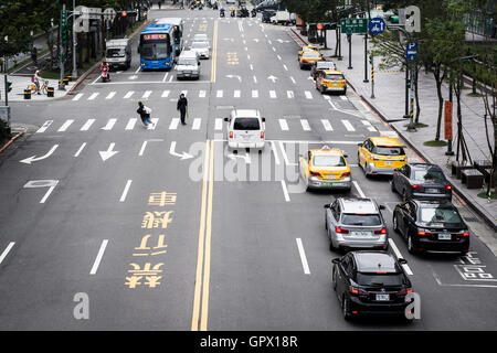 Blick auf Verkehr auf Songzhi Road, in der Xinyi District, Taipei, Taiwan. Stockfoto