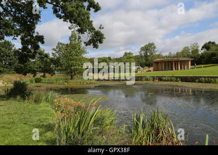 Harrogate, Großbritannien. der Königin Mutter See an RHS Garden Harlow Carr in Harrogate, North Yorkshire. Heute ist der erste Tag der Aut. Stockfoto