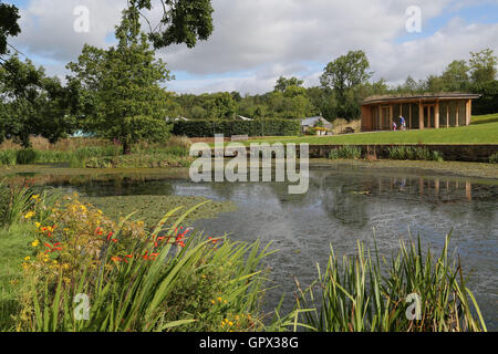 Harrogate, Großbritannien. der Königin Mutter See an RHS Garden Harlow Carr in Harrogate, North Yorkshire. Heute ist der erste Tag der Aut. Stockfoto