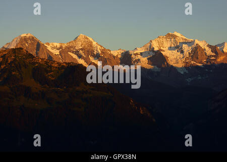 Mtns. Eiger (l), Mönch und Jungfrau bei Sonnenuntergang, gesehen vom Harder Kulm, Berner Alpen, Interlaken, Schweiz Stockfoto