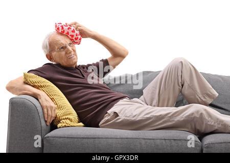 Ältere Mann auf einem Sofa liegend und mit Kopfschmerzen isoliert auf weißem Hintergrund Stockfoto