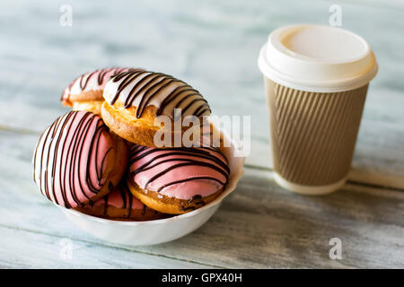 Becher mit Deckel in der Nähe von Cookies. Stockfoto