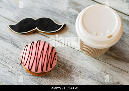 Cookies und Tasse Heißgetränk. Stockfoto