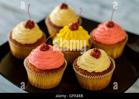 Hellen Muffins mit Kirschen. Stockfoto