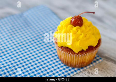 Cupcake auf einer Serviette. Stockfoto