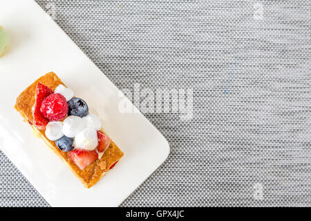 Hintergrund der Mille Feuille, französische Dessert am Tisch. Stockfoto