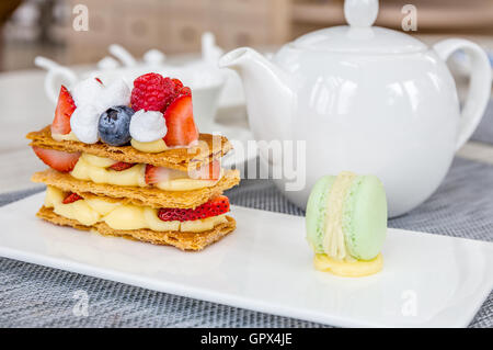 Mille Feuille, Blätterteig auf Tisch im Café. Stockfoto