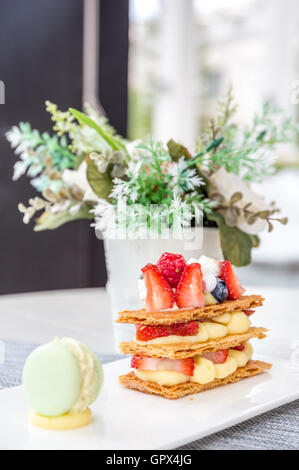 Mille Feuille, Blätterteig auf Tisch im Café. Stockfoto