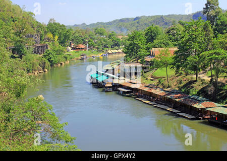 Khwae Noi oder Khwae Sai Yok von Death Railway Zugfahrt von Nam Tok River Kwai Bridge aus gesehen Stockfoto