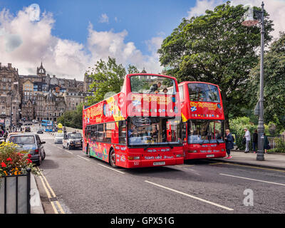 Zwei City Sightseeing Tourbusse an einer Bushaltestelle auf Waverley Bridge, Edinburgh, einem Überholmanöver andererseits, Schottland, UK Stockfoto