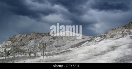 Mammoth Springs, Yellowstone.Travertine Terrassen aus Kalkstein gebildet. Thermal-Wasser steigt durch den Kalkstein. Stockfoto