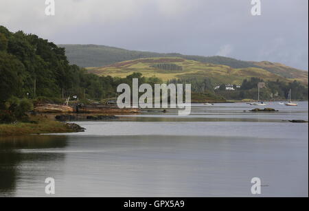 Verlassene Boote und Ruine der Aros Burg in der Nähe von Salen Isle of Mull Schottland September 2016 Stockfoto