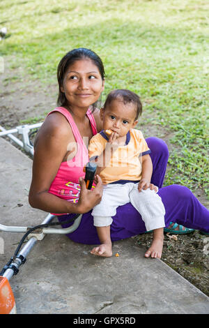 Sehr lokale junge Mutter und Kind, die Pilchi Gemeinschaft auf dem Napo Fluss (ein Nebenfluss des Amazonas), Ecuador, Südamerika Stockfoto