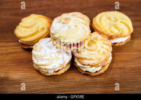 Traditionelle hausgemachte Wiener wirbelt, gemacht, um das Mary Berry Rezept verwendet auf The Great British Bake Off Stockfoto