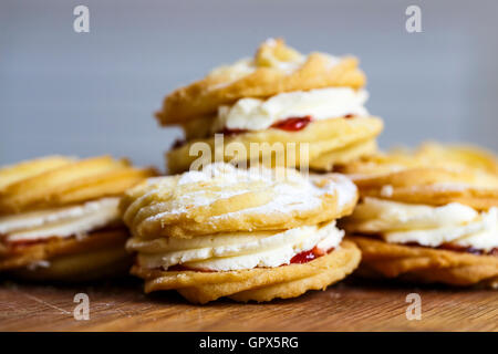 Traditionelle hausgemachte Wiener wirbelt, gemacht, um das Mary Berry Rezept verwendet auf The Great British Bake Off Stockfoto