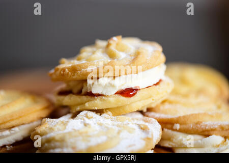 Traditionelle hausgemachte Wiener wirbelt, gemacht, um das Mary Berry Rezept verwendet auf The Great British Bake Off Stockfoto