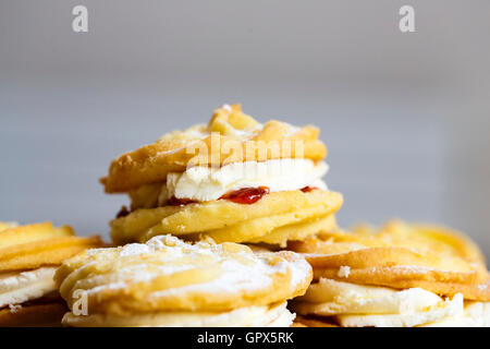 Traditionelle hausgemachte Wiener wirbelt, gemacht, um das Mary Berry Rezept verwendet auf The Great British Bake Off Stockfoto