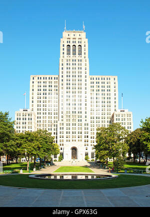 Albany, New York, USA. 4. September 2015. Blick auf das Alfred E. Smith Building von den Stufen des New York State Capitol Stockfoto