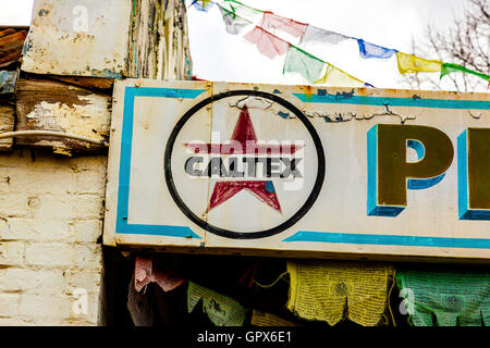 Alten Caltex Benzin melden Sie auf der Seite eine verlassene Land-garage Stockfoto