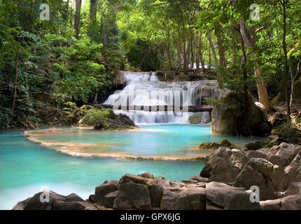 Wasserfall im tropischen Regenwald in Thailand Stockfoto