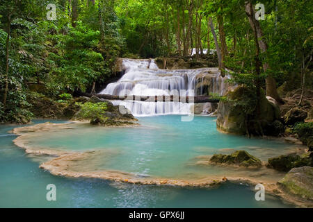 Bach mit Wasserfall und Tuquoise Pool im tropischen Regenwald des Erawan National Park, Provinz Kanchanaburi, Thailand Stockfoto