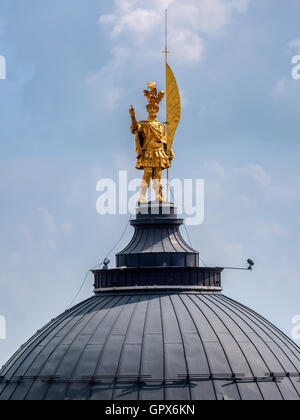 Statue auf dem Dom in Bergamo in Italien Stockfoto