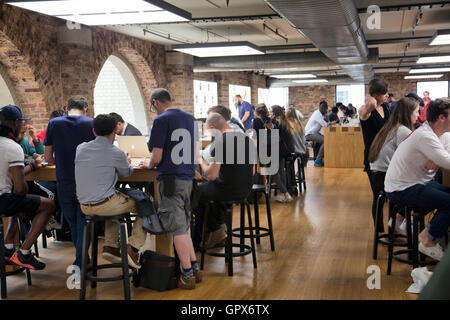 Apple Store Interior Genius Bar mit Kunden und Mitarbeitern in Covent Garden - London-UK Stockfoto