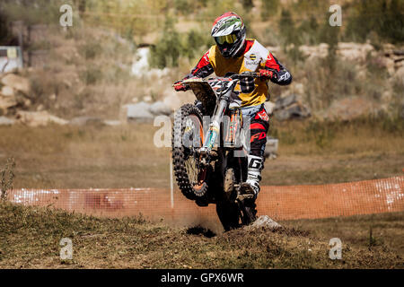 Racer auf einem Motorrad fährt auf Hinterrad während Ural Cup in Enduro Stockfoto