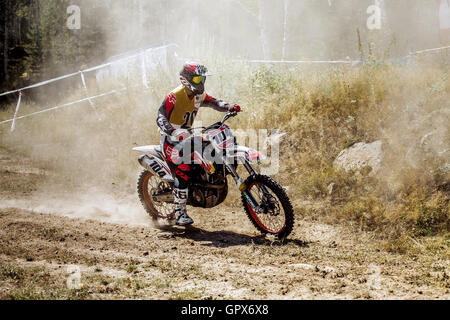 Extreme Racer auf einem Motorrad Fahrten auf staubigen Weg während Ural Cup in Enduro Stockfoto