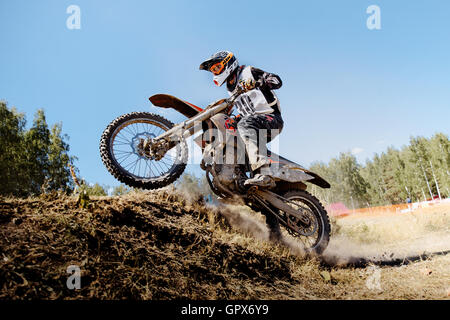 Extreme Racer auf einem Motorrad fährt bergauf auf Hinterrad während Ural Cup in Enduro Stockfoto